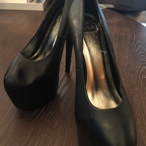 Black stiletto pumps